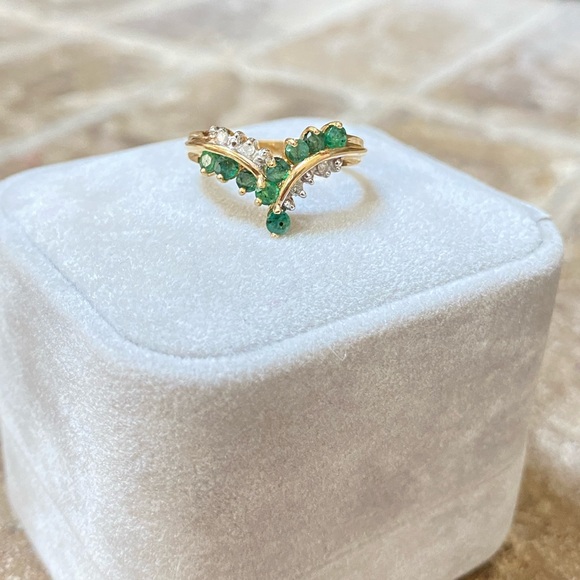 GENUINE 14KT GOLD Diamond and Emerald Ring - Picture 3 of 11